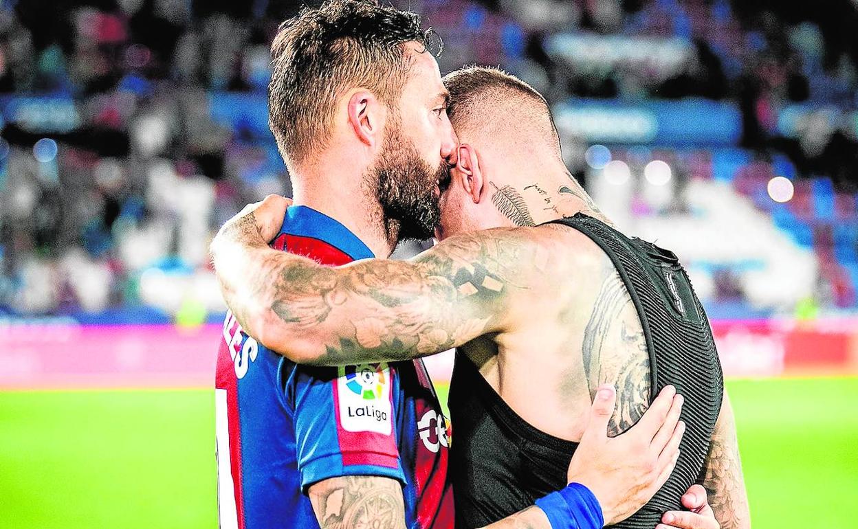 José Luis Morales y Roger Martí se abrazan tras la victoria contra el Alavés.