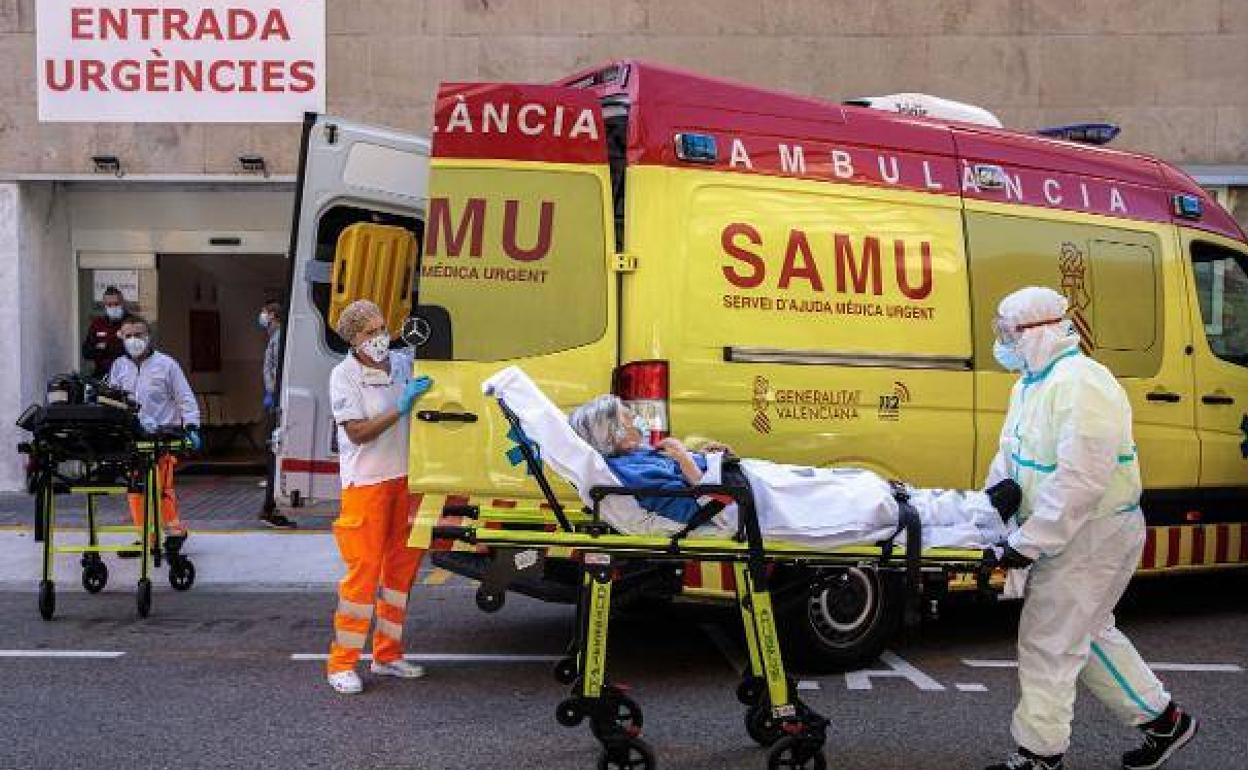 Profesionales sanitarios de una unidad SAMU a las puertas de Urgencias de un hospital valenciano.