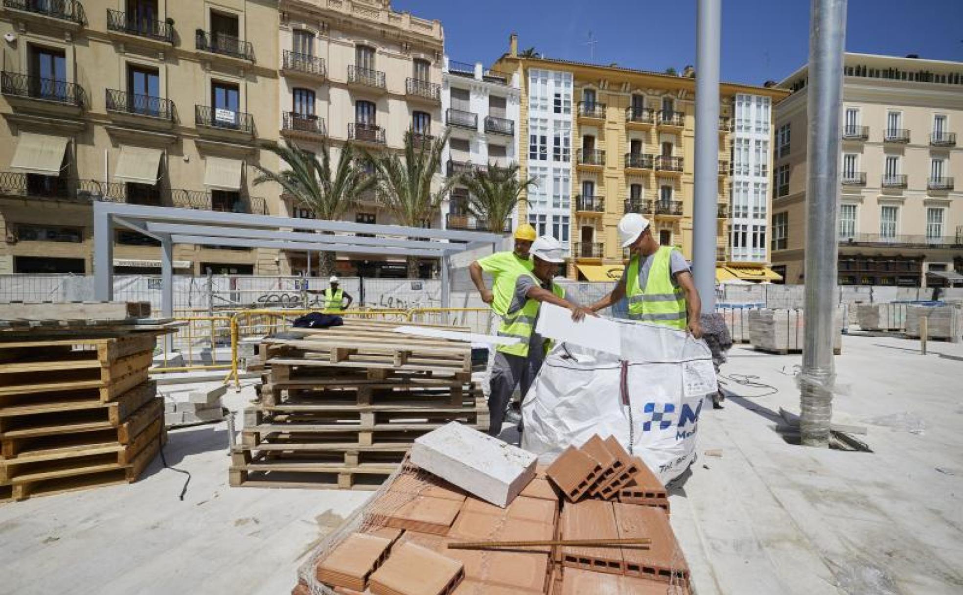 Operarios trabajan en la plaza de la Reina, esta misma semana.