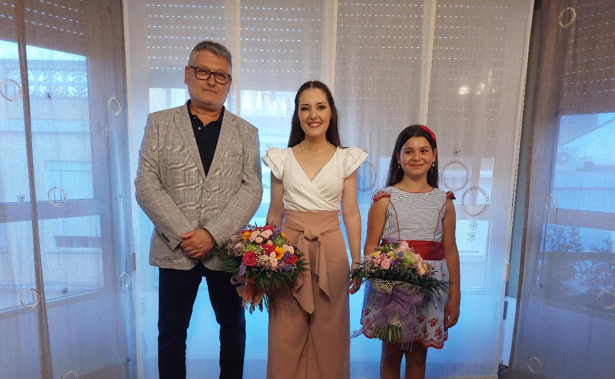 El presidente de la Junta Local Fallera junto a las falleras de Sueca. 