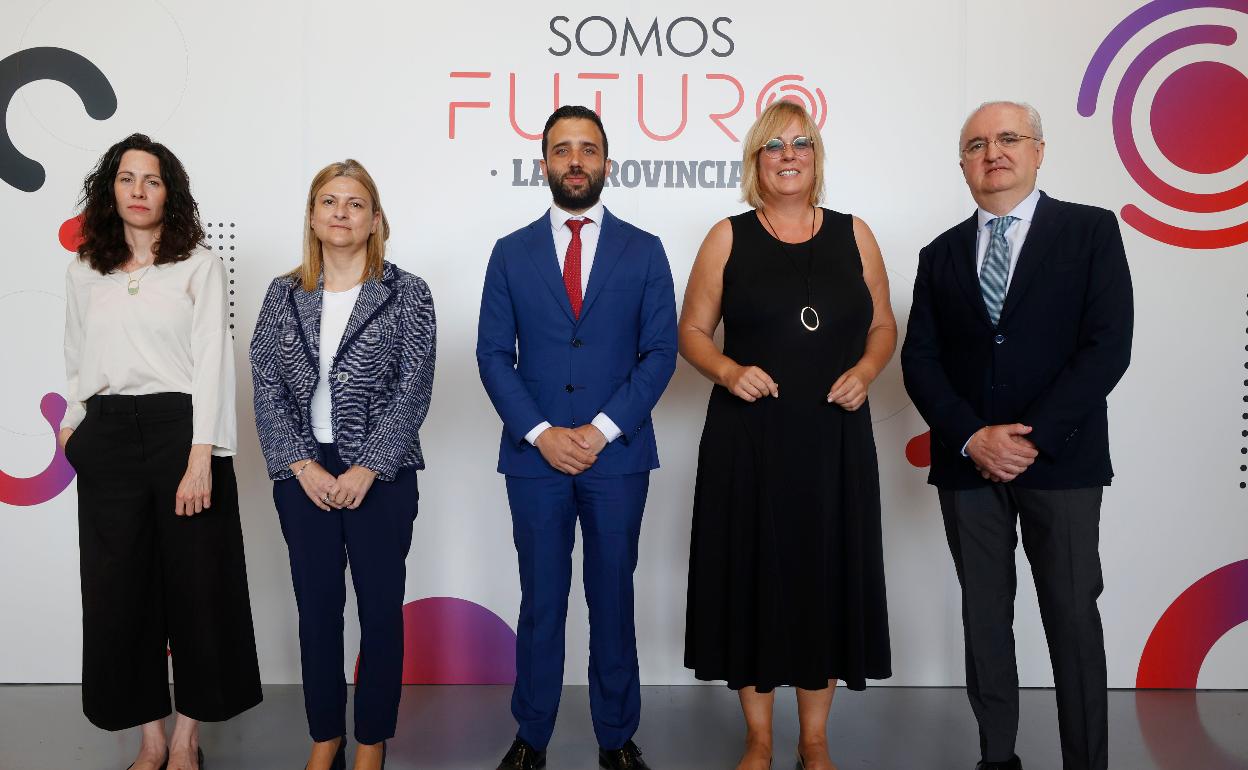 Paloma López (AVVE), Marta García (ITE), Darío Moreno (alcalde de Sagunto), Mako Mira (secretaria autonómica de Modelo Financiero) y Juan Giner (Volkswagen Volcenter).