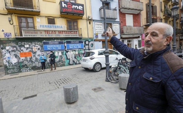 José Luis Castro señala el local donde siempre ha estado la tienda. 