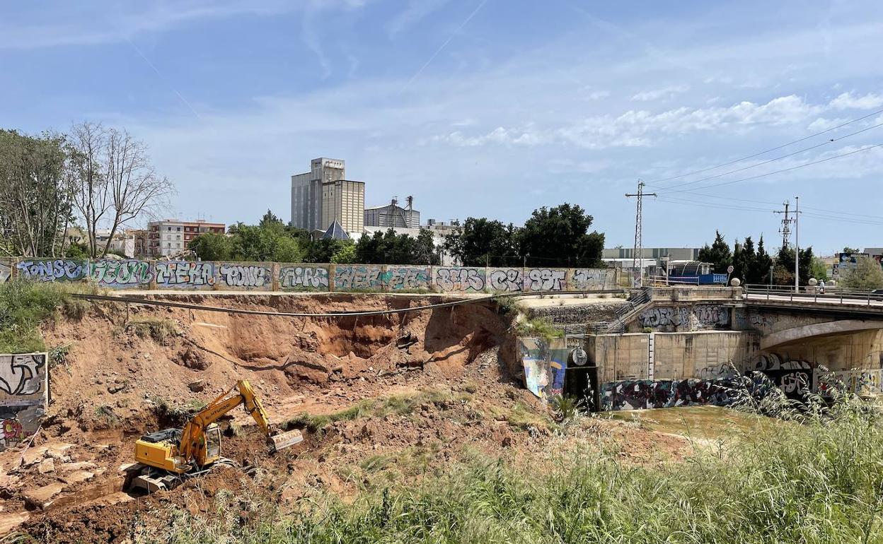 Una máquina retira los residuos del cauce del barranco en Bonrepòs. 