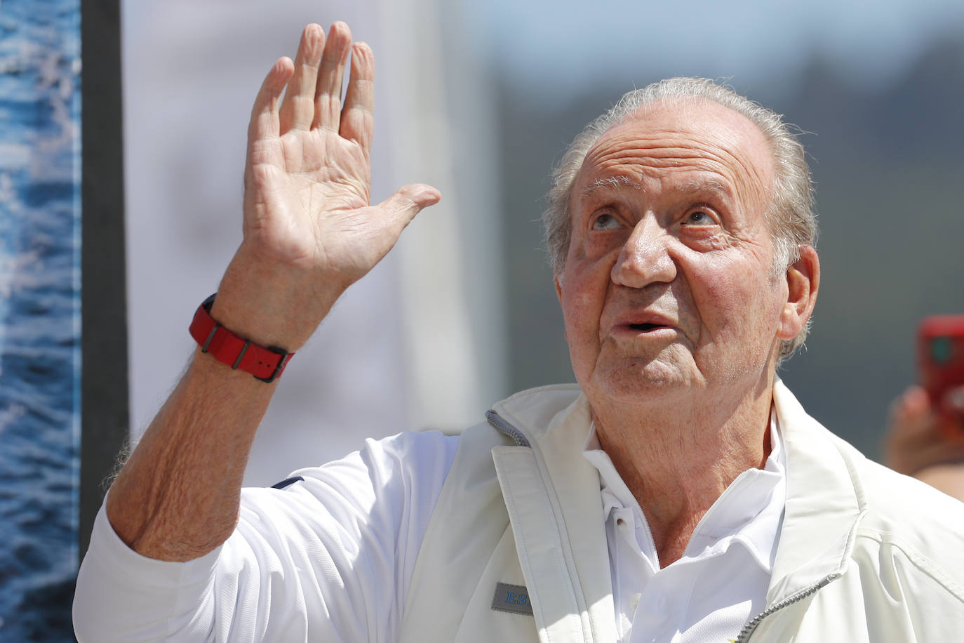 Juan Carlos I acude a las regatas que se celebran en Sanxenxo
