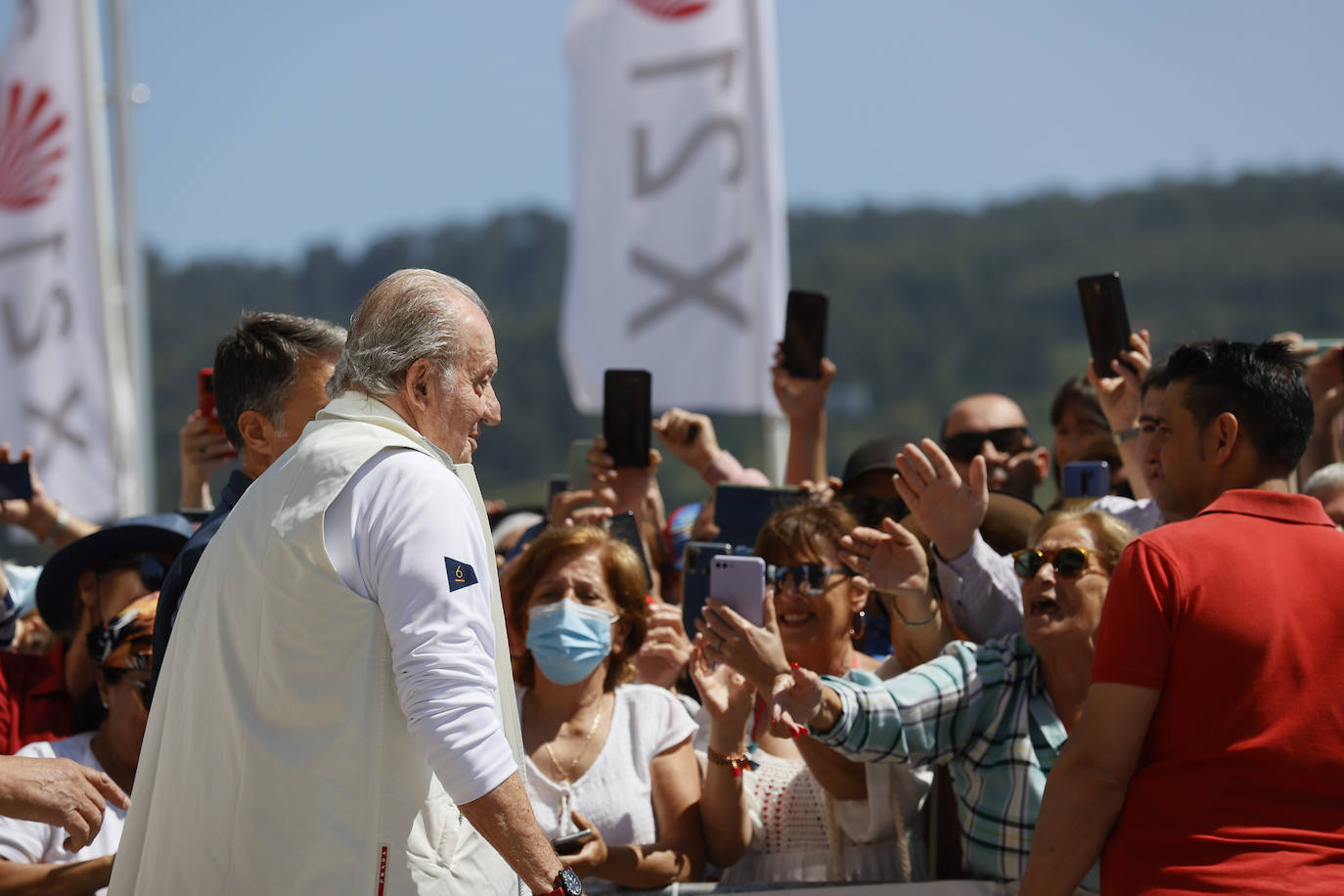 Juan Carlos I acude a las regatas que se celebran en Sanxenxo