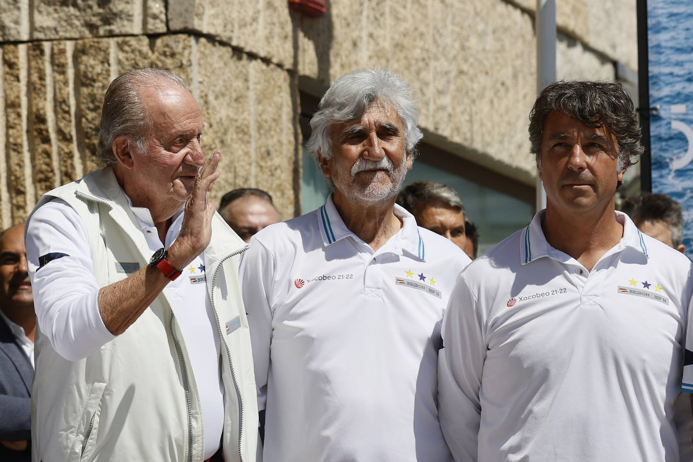 Juan Carlos I acude a las regatas que se celebran en Sanxenxo