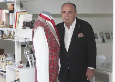 Imagen secundaria 1 - Antonio Puebla ha vestido a personalidades como Charlton Heston o Salvador Dalí. Deja la aguja para siempre y lo único que se ha traído de su sastrería es un maniquí con un modelo de chaqueta.