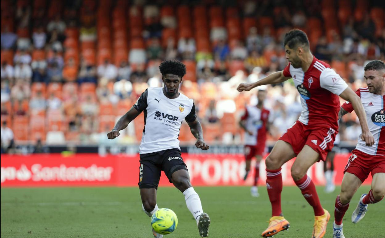 Thierry, durante el partido ante el Celta. 