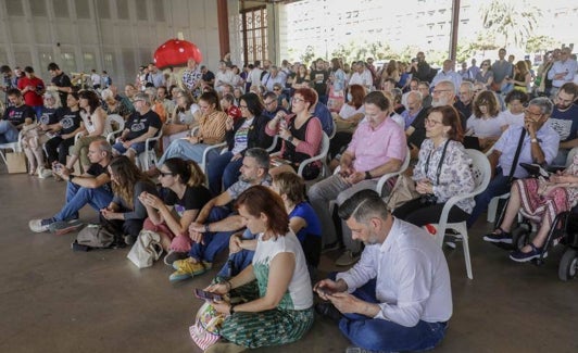 Concejales de Compromís en primera fila, en el suelo, ante la escasez de sillas. 