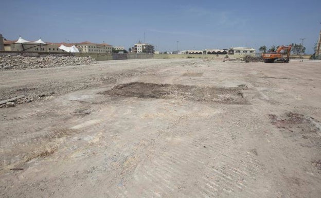 Imagen principal - Obras en la antigua Unión Naval del Levante y cartel de la ZAL en La Punta. 