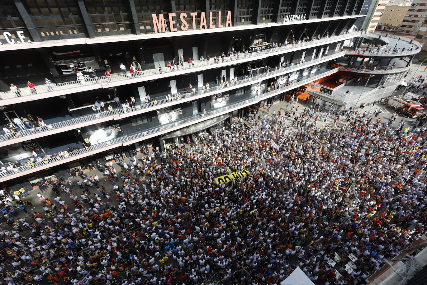 Miles de personas llenan la avenida de Sueca para exigir la salida del magnate de Singapur