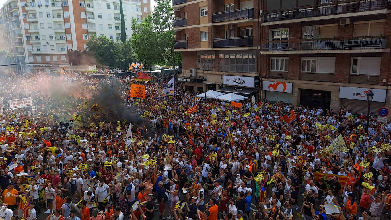 Miles de personas llenan la avenida de Sueca para exigir la salida del magnate de Singapur