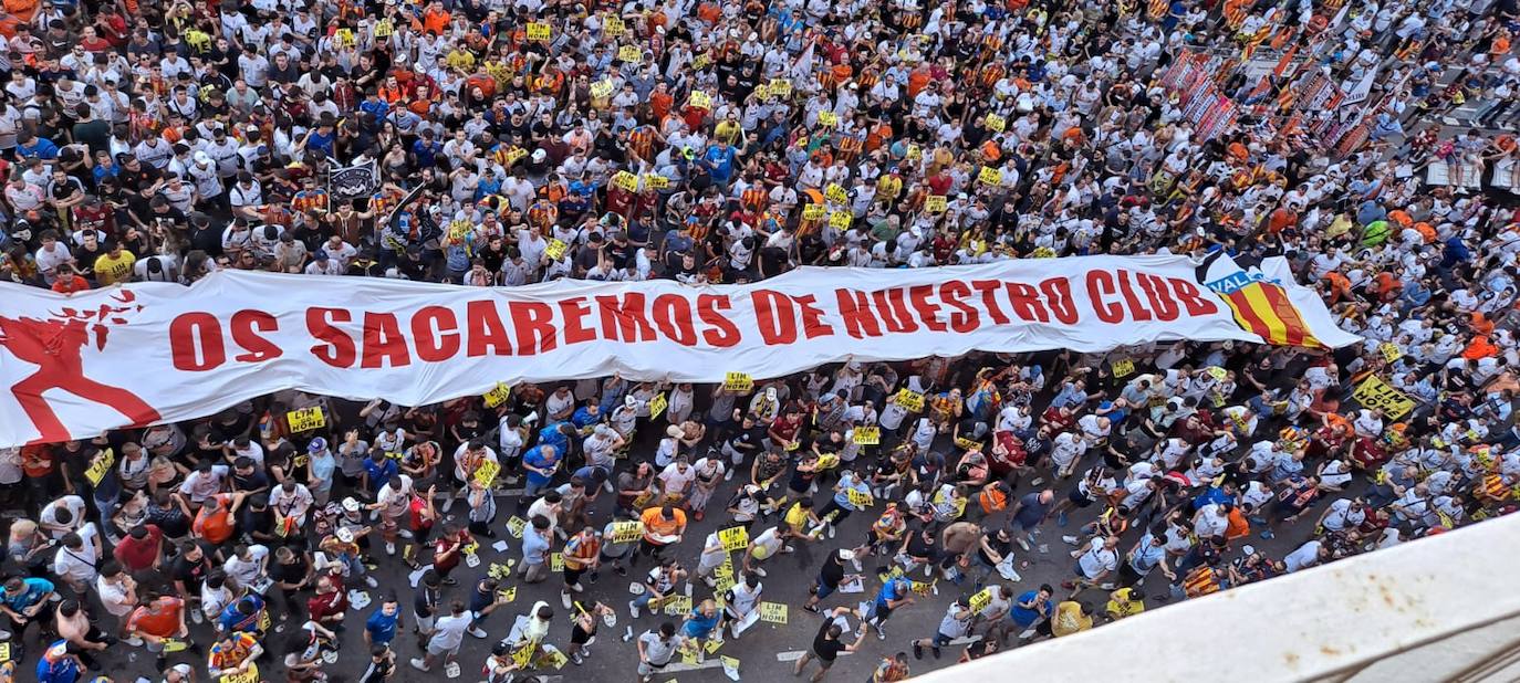 Miles de personas llenan la avenida de Sueca para exigir la salida del magnate de Singapur