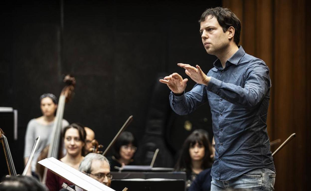 Francisco Coll, durante un ensayo con la Orquesta de Valencia. 