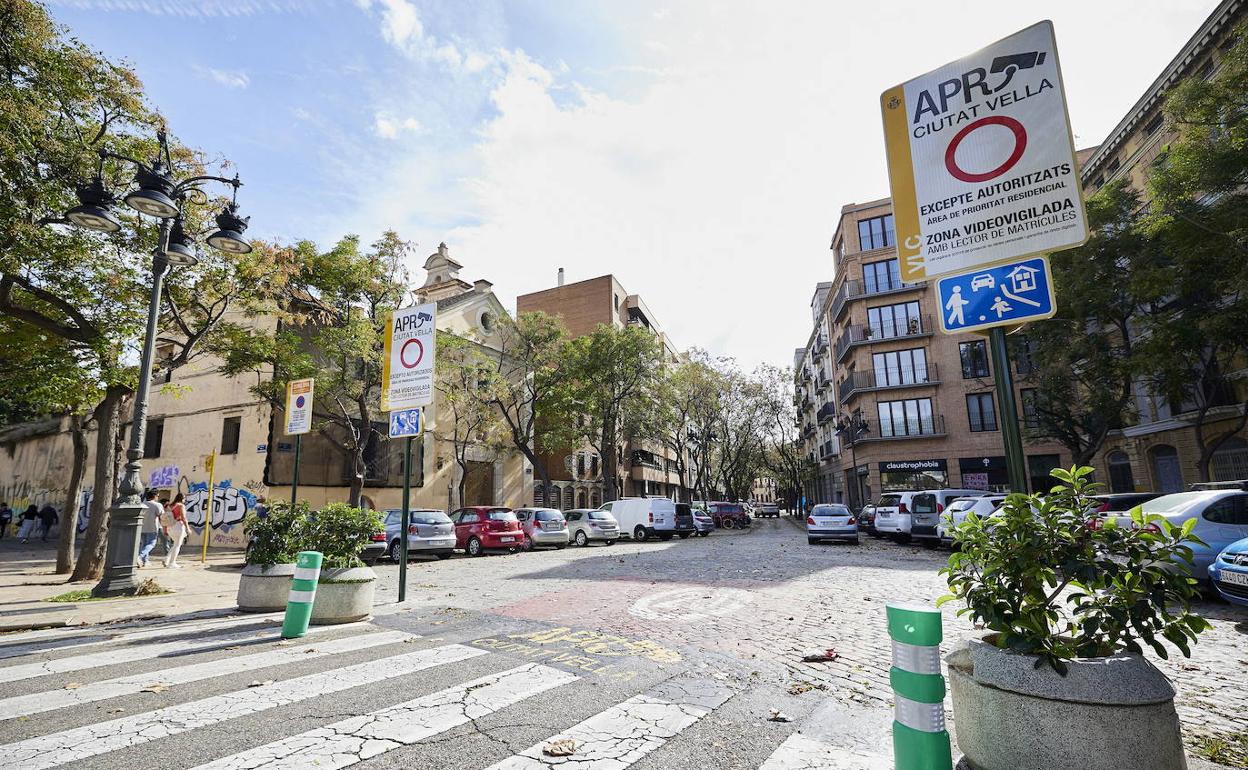 Plaza Portal Nou, con las placas indicadoras de las cámaras. 