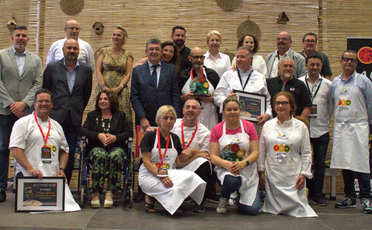 Ganadores y autoridades del concurso gastronómico de cocas Ciutat d'Oliva. 