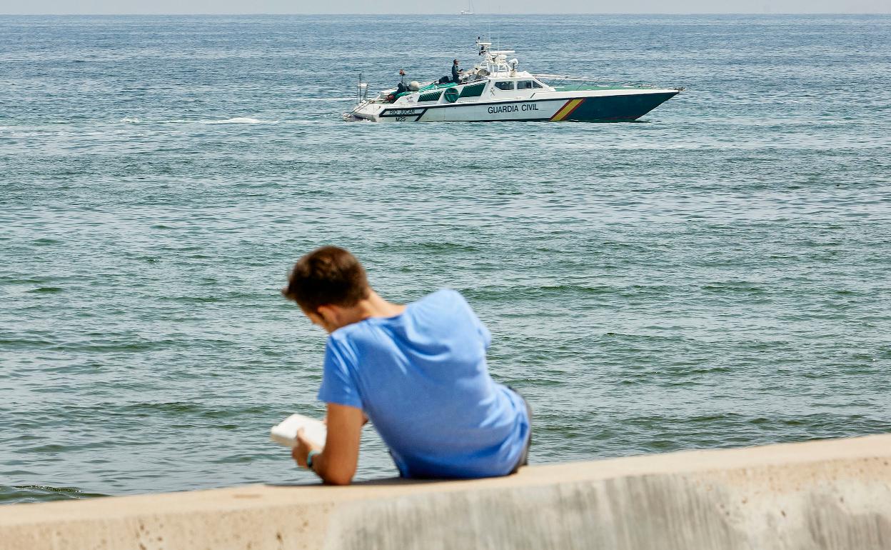 Una patrullera de la Guardia Civil recorre la costa en la playa de Las Arenas de Valencia. 