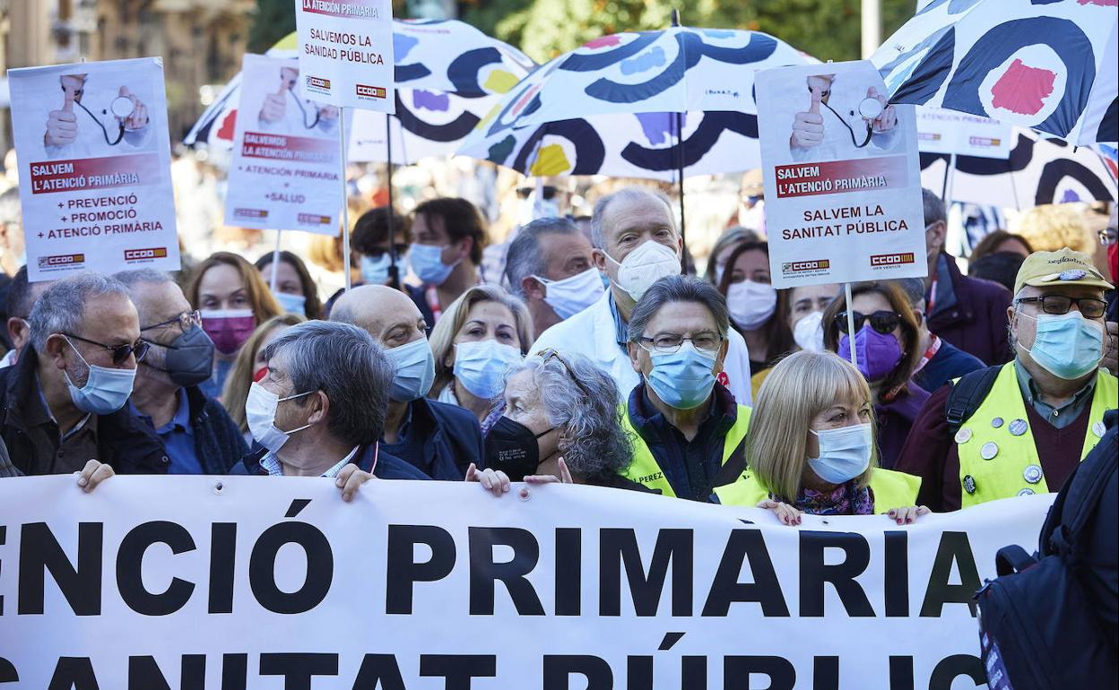 Protesta de pacientes y sanitarios en defensa de la Atención Primaria en Valencia.