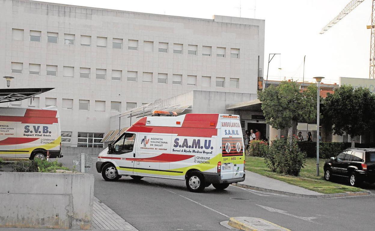 Dos ambulancias en uno de los accesos al hospital de Vinaròs.