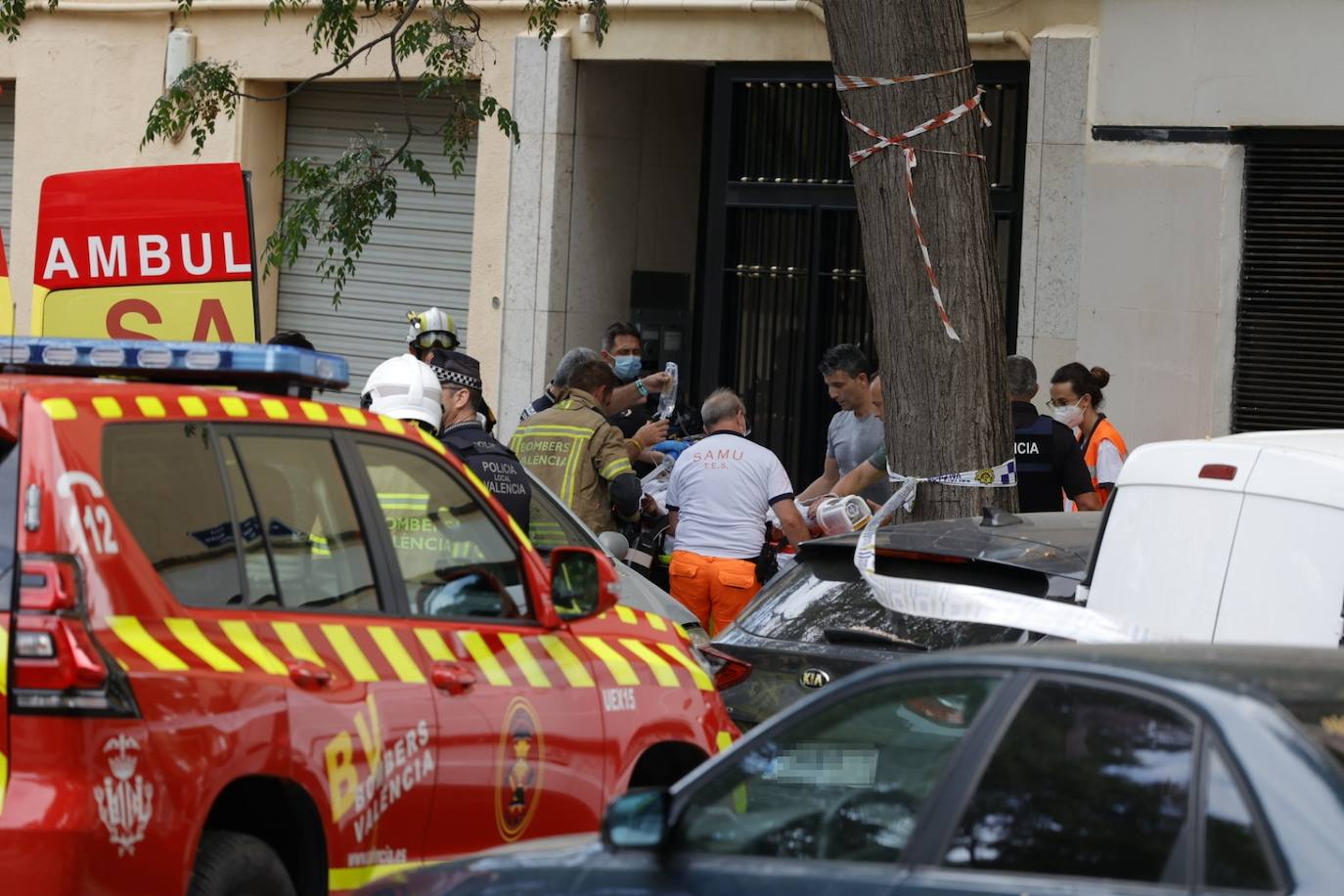 Fotos: Una niña resulta herida tras un grave incendio con atrapados en Valencia