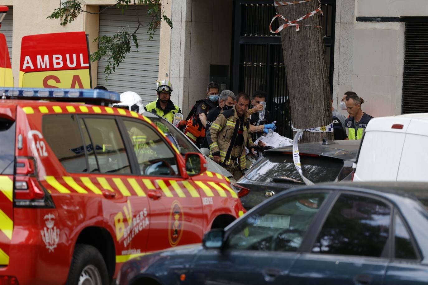 Fotos: Una niña resulta herida tras un grave incendio con atrapados en Valencia