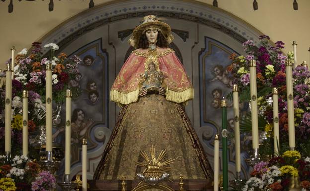 La Virgen del Rocío ya viste de Pastora para su traslado a la aldea 