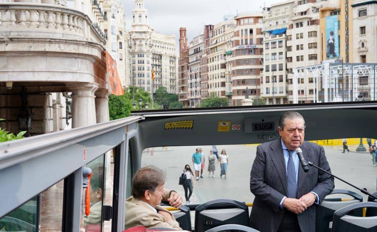 Vicente Boluda y Javier Quesada en el autobús turístico. 