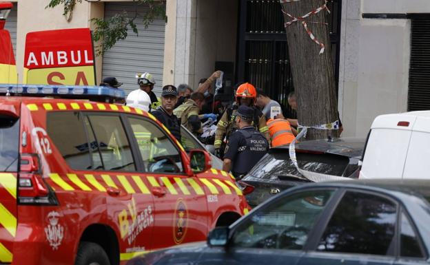 El equipo sanitario atendiendo a la niña herida en el incendio.