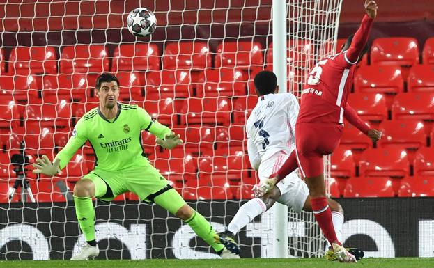 Courtois se prepara para atajar un disparo de Wijnaldum. 