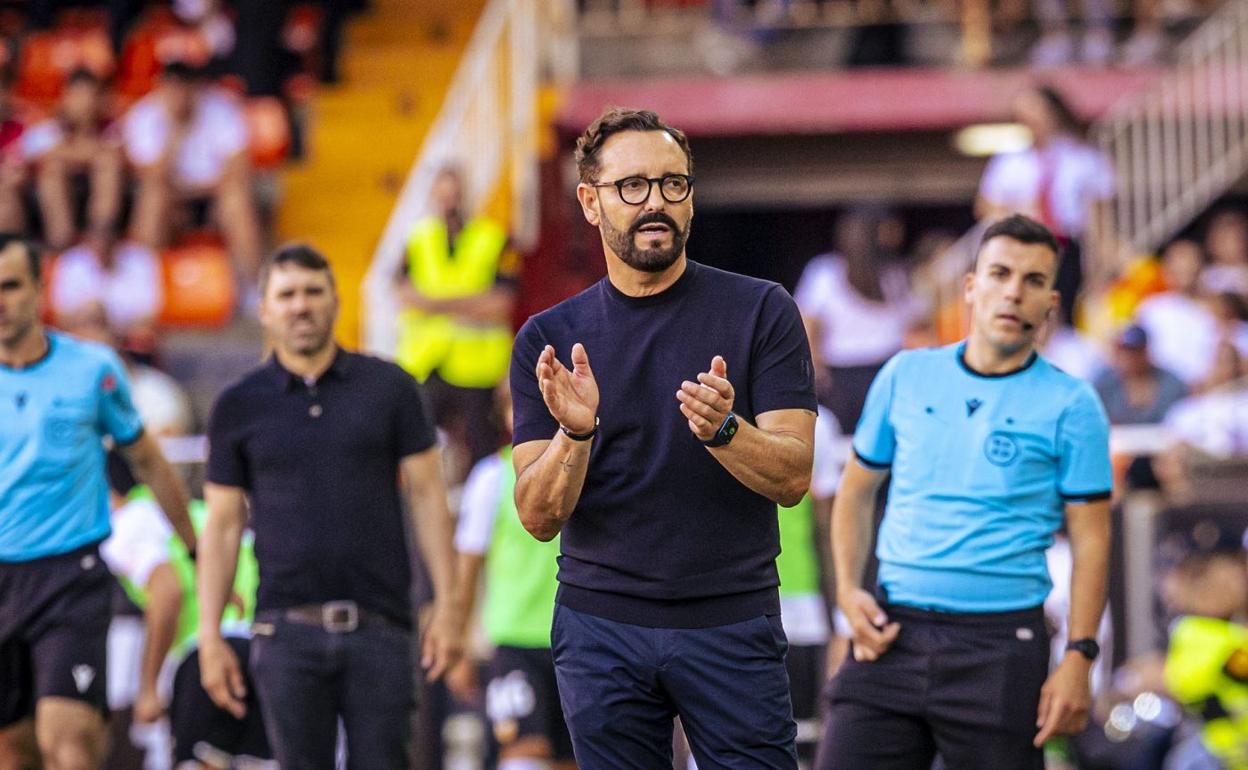 Bordalás, animando a sus jugadores durante el encuentro ante el Celta en Mestalla. 