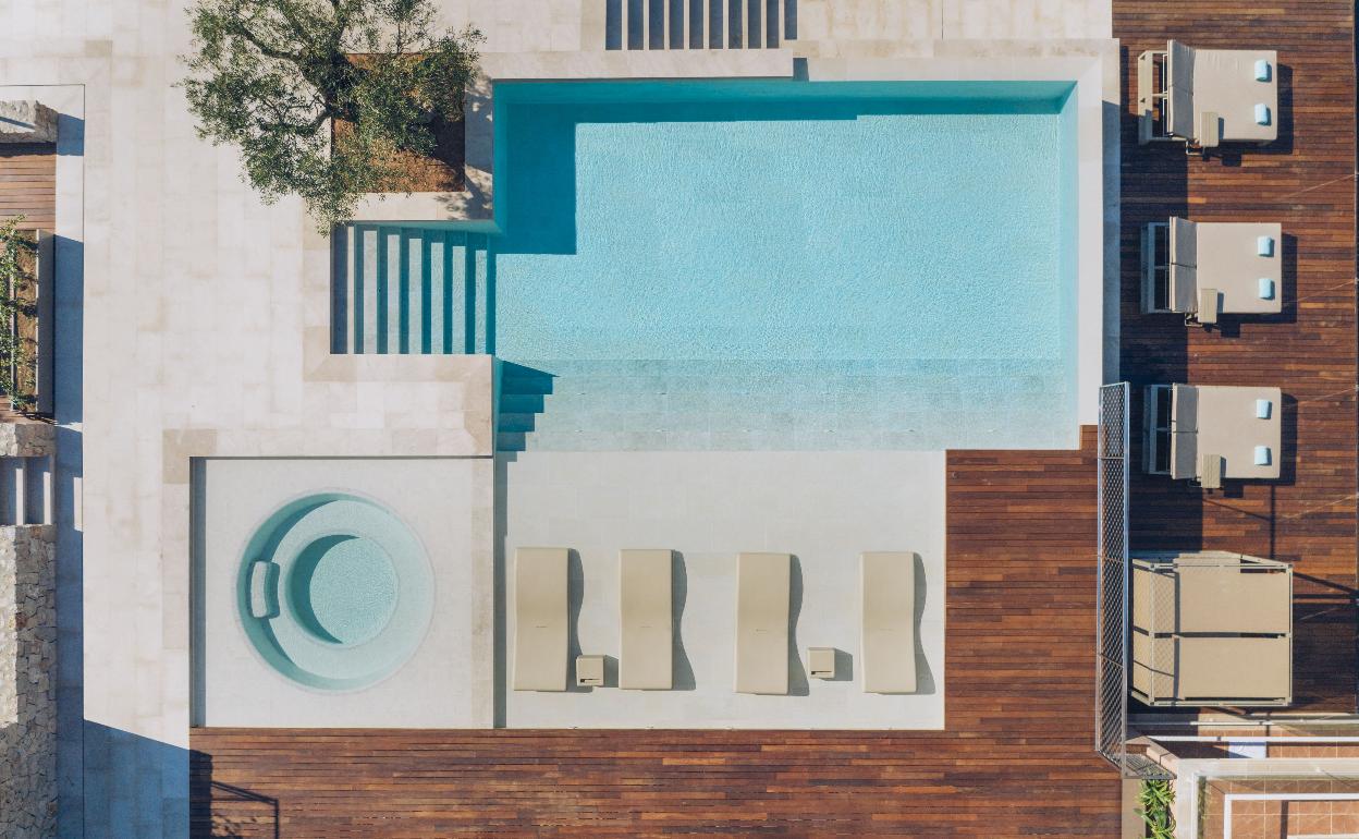 Piscina en hotel.