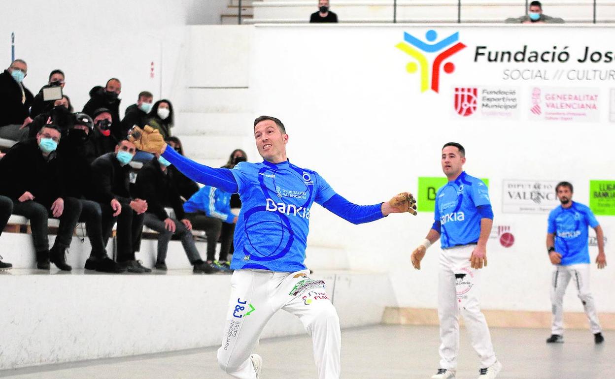 Salva, en una partida de pilota en el trinquet de Pelayo. 