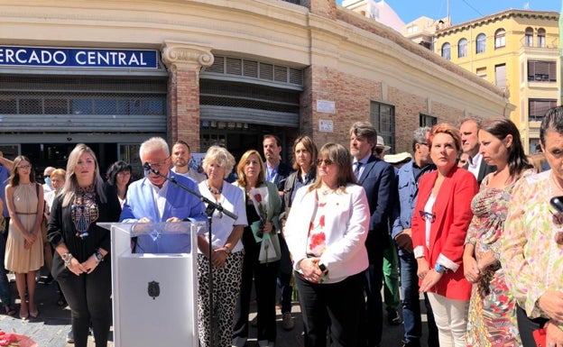 El acto ha comenzado a las 11.18, hora aproximada en la que comenzó el bombardeo. 