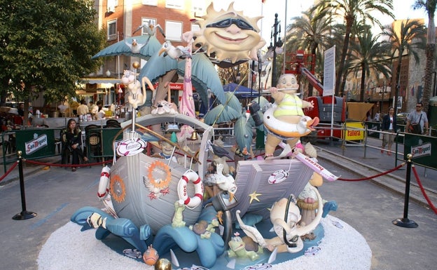 Imagen principal - Algunas de las fallas infantiles crecidas por el artista Pedro Rodríguez. 