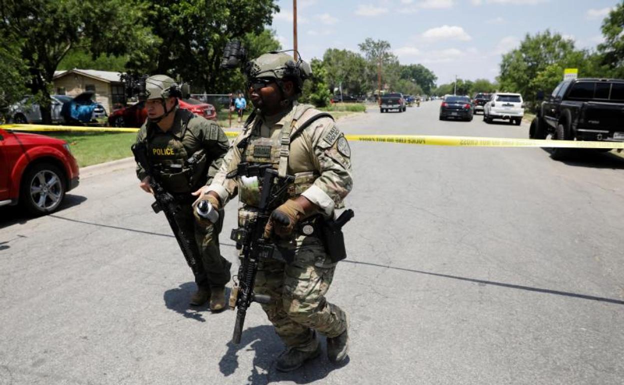 Despliegue policial junto al escenario de la tragedia. 