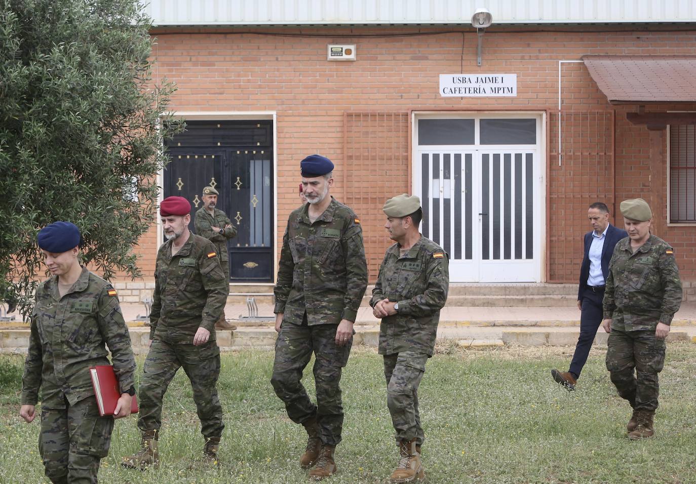 Felipe VI ha visitado a las tropas del Cuartel de Alta Disponibilidad de la OTAN en Bétera (Valencia). 