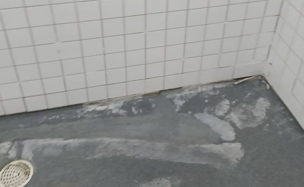 Falta de mantenimiento en una ducha de los vestuarios de Abastos. 