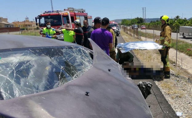 Los bomberos han trabajado en las tareas de rescate de los heridos. 