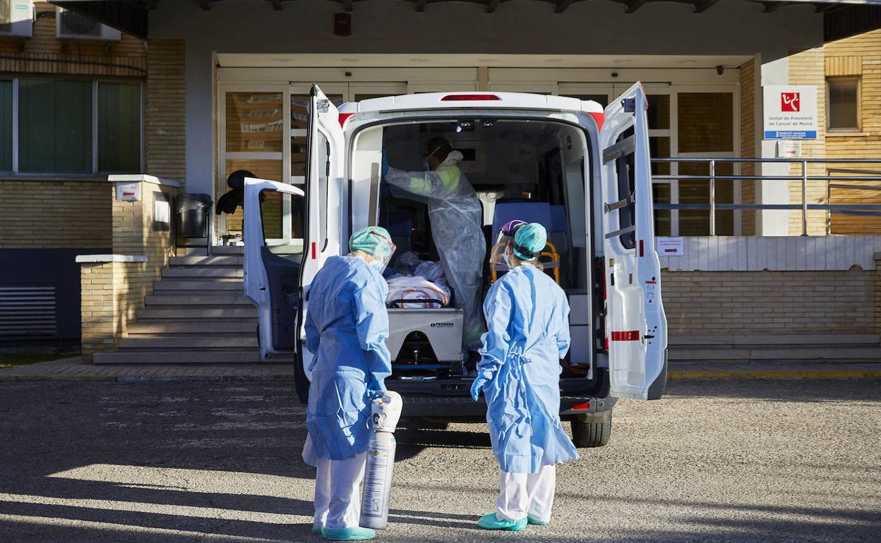 Personal sanitario junto a una ambulancia en las instalaciones de la antigua Fe de Campanar.