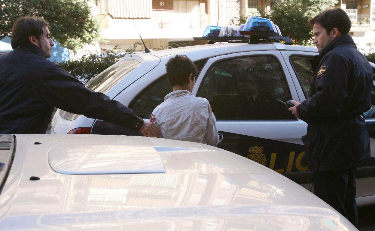 Un menor detenido en Valencia, en una imagen de archivo. 