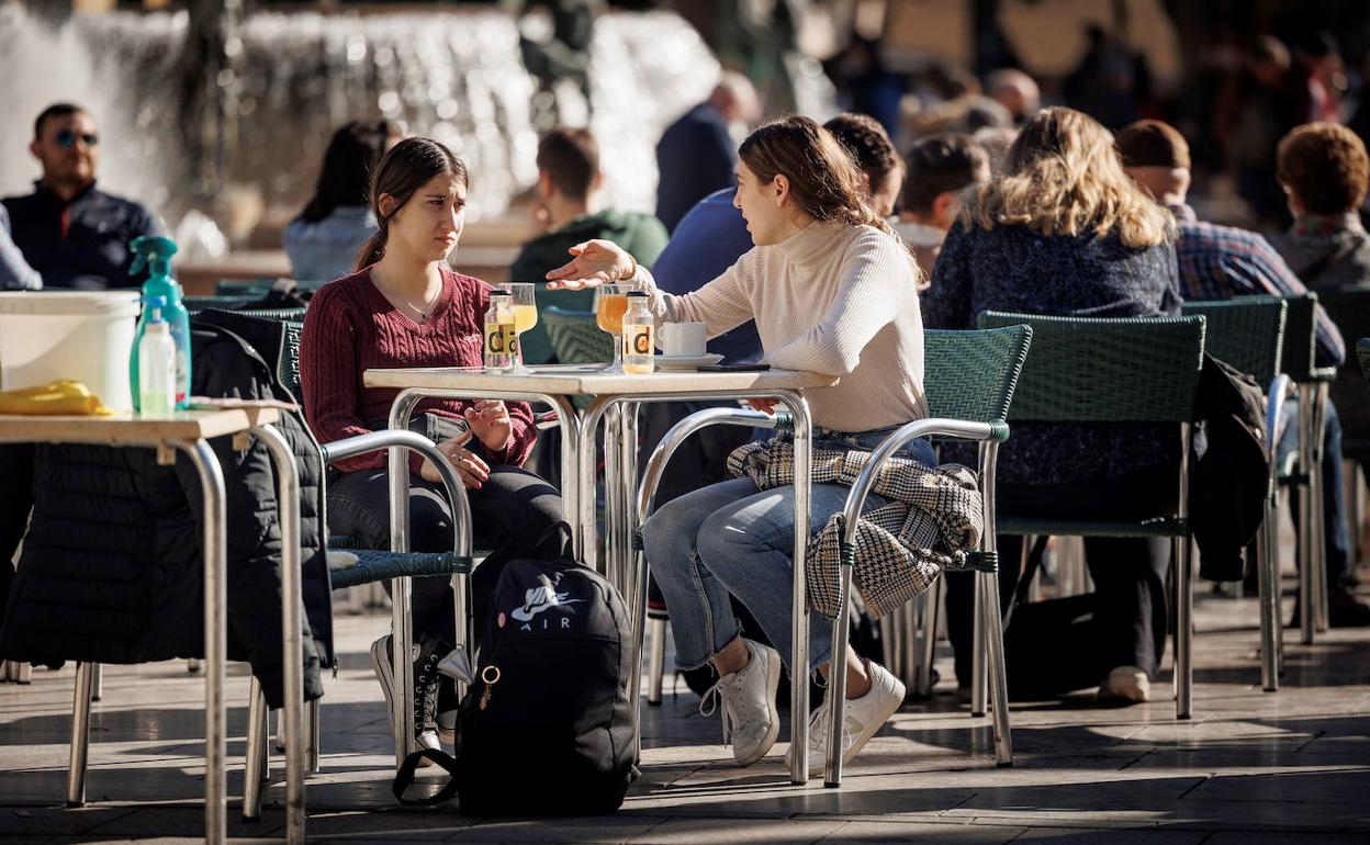 Terraza de un bar en el centro de Valencia. 