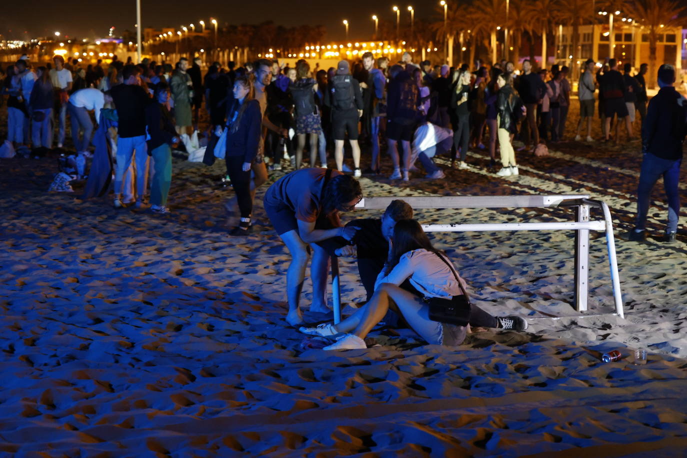 Fotos: Macrobotellón en la playa de la Malvarrosa