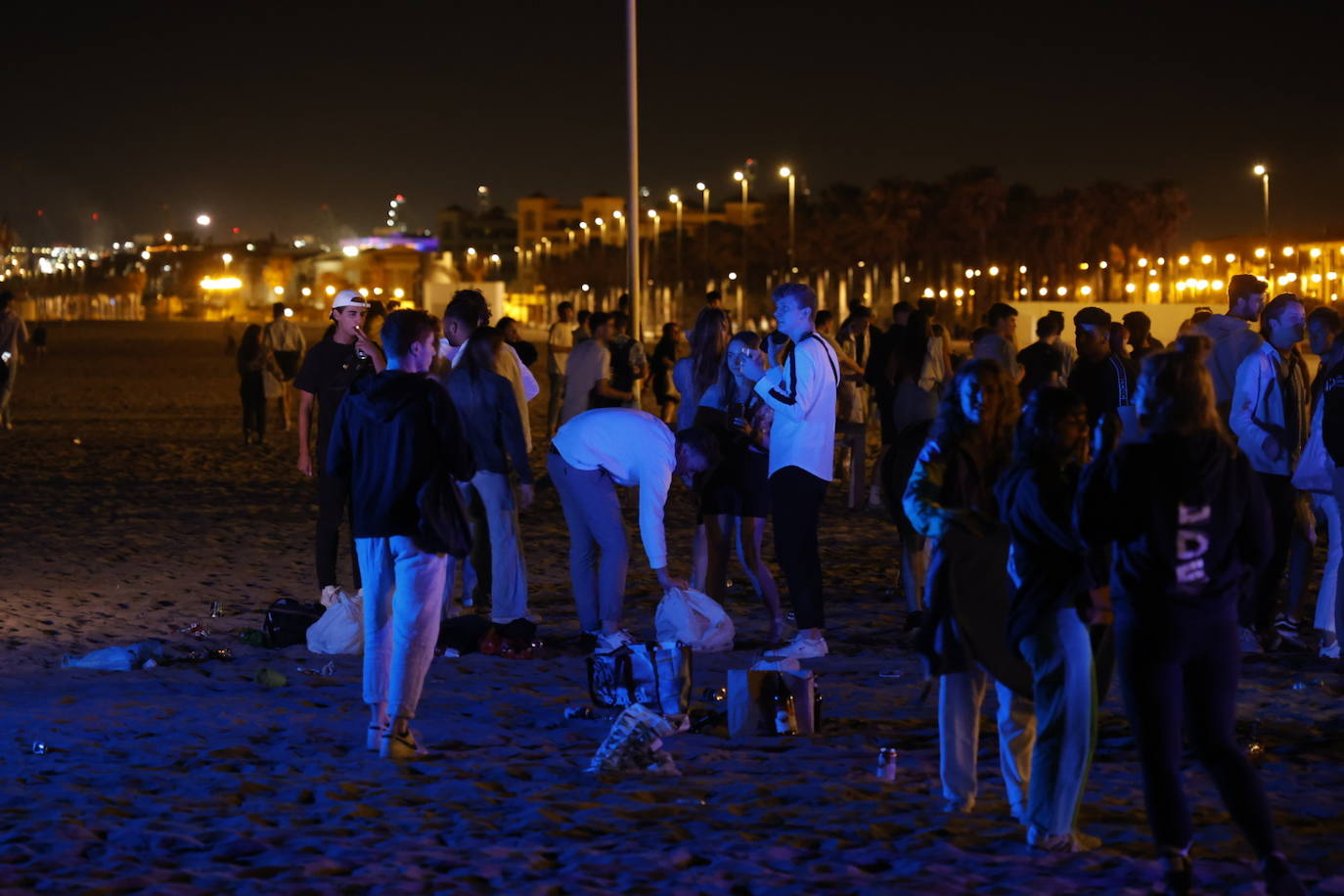 Fotos: Macrobotellón en la playa de la Malvarrosa