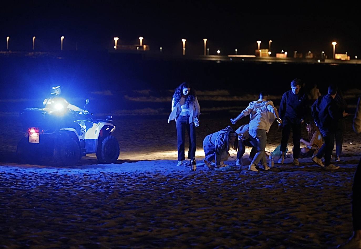 Fotos: Macrobotellón en la playa de la Malvarrosa