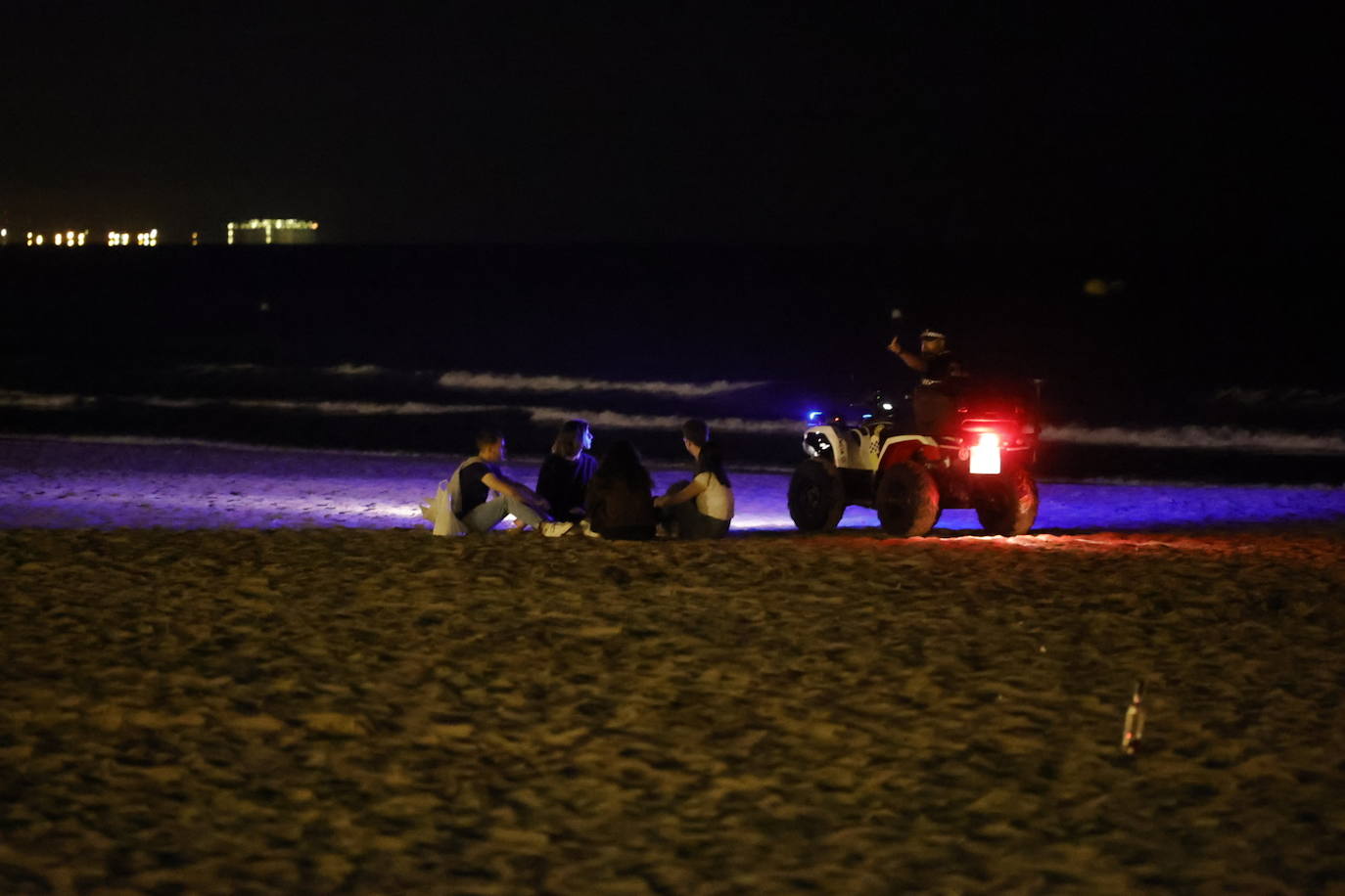 Fotos: Macrobotellón en la playa de la Malvarrosa