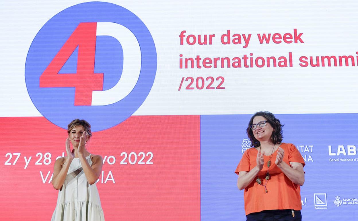 Yolanda Díaz (i) y de la Generalitat Valenciana, Mónica Oltra (d) al inicio del acto en Valencia.