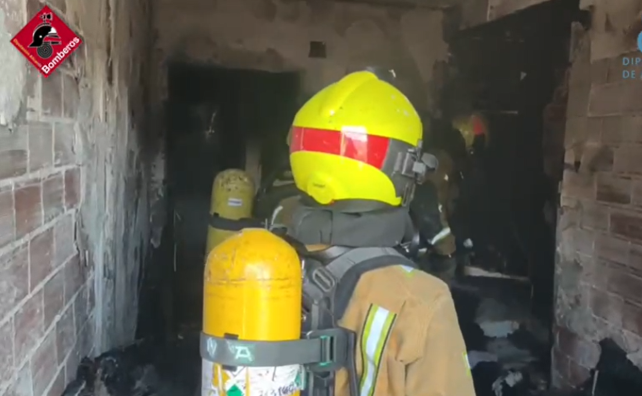 El incendio ha obligado a desalojar parte del edificio. 