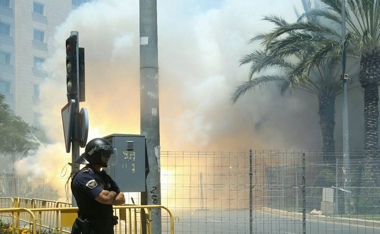 Imagen de una mascletà de Hogueras en la Plaza de los Luceros. 