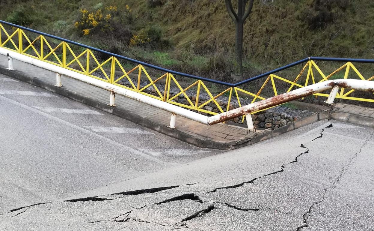 El antiguo vial de acceso al polígono se vino abajo debido a la inestabilidad del terreno. 