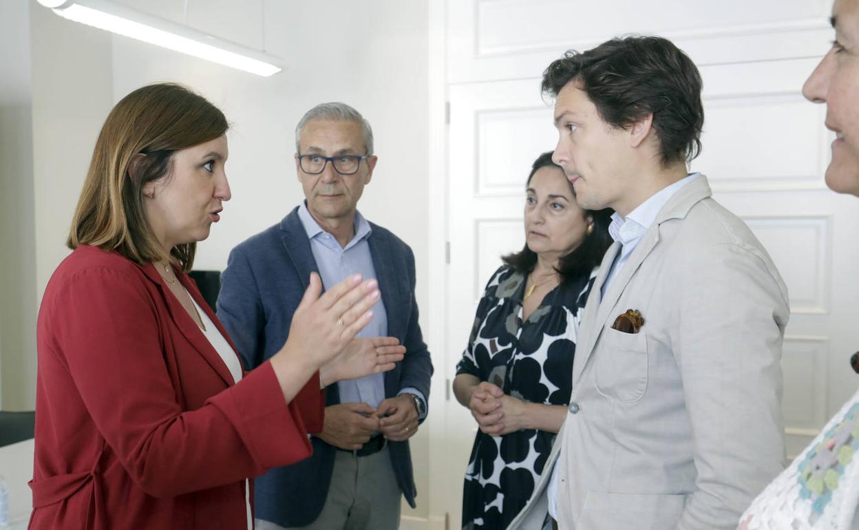 Catalá habla con el presidente de los comerciantes del centro, Borja Ávila, este viernes. 